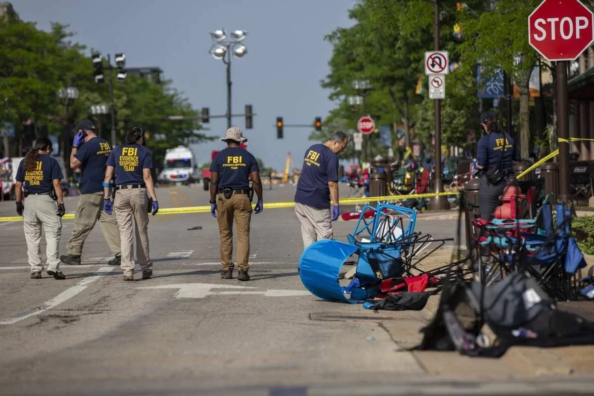 Agentes do FBI buscam provas no local do tiroteio em massa, na avenida onde ocorria a parada cívica do Dia da Independência, a 43km de Chicago.