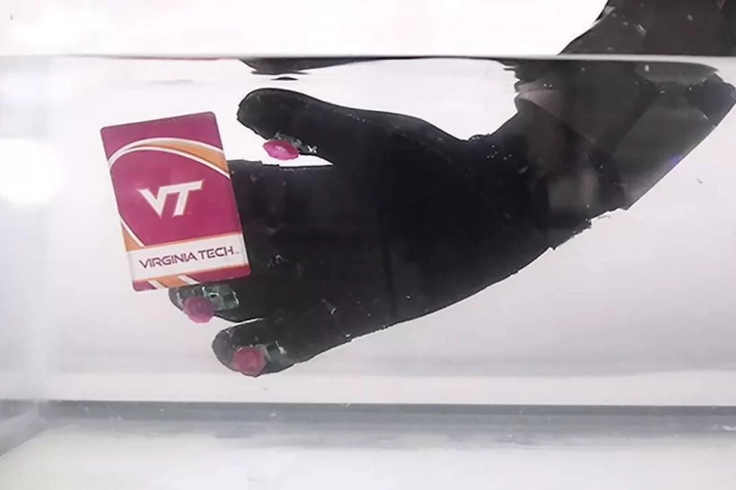 A Octa-glove tem ventosas com hastes de borracha e sensores ópticos de proximidade: testes com resultados promissores