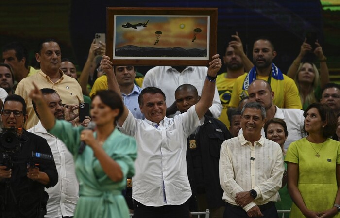 Em evento de lançamento de campanha, o atual presidente disse que manterá o Auxílio Brasil em R$ 600. O valor foi reajustado recentemente com apoio do congresso/MAURO PIMENTEL / AFP