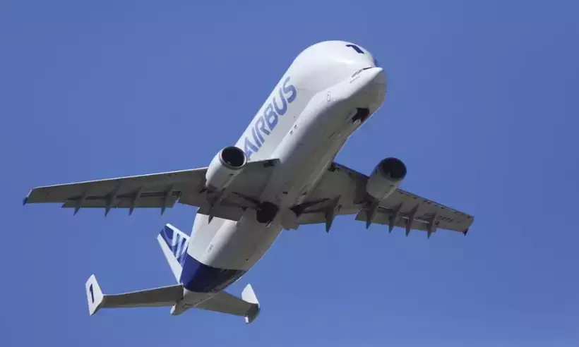 Aeronave que se assemelha a uma beluga está trazendo para o país um helicóptero de luxo. O pouso previsto para às 13h foi adiado por causa de uma tempestade/Airbus/Divulgação