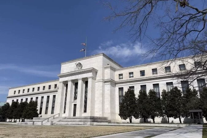 Sede do Fed, em Washington: juros mais altos seguram economia -/Foto: DANIEL SLIM / AFP Sede do Fed, em Washington: juros mais altos seguram economia -/Foto: DANIEL SLIM / AFP