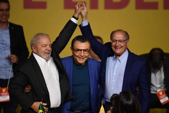 Lula com Carlos Siqueira e Geraldo Alckmin na convenção do PSB que oficializou o ex-governador paulista como vice na chapa petista -/Foto: Evaristo Sa/ AFP Lula com Carlos Siqueira e Geraldo Alckmin na convenção do PSB que oficializou o ex-governador paulista como vice na chapa petista -/Foto: Evaristo Sa/ AFP