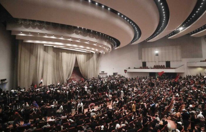 Milhares de manifestantes pró-Sadr voltam a ocupar o Parlamento, em nova recusa a aceitar o candidato a chefe de governo do Iraque. Políticos e representantes da Organização das Nações Unidas temem que a crise se agrave e ganhe as ruas de Bagdá/Crédito: AFP Milhares de manifestantes pró-Sadr voltam a ocupar o Parlamento, em nova recusa a aceitar o candidato a chefe de governo do Iraque. Políticos e representantes da Organização das Nações Unidas temem que a crise se agrave e ganhe as ruas de Bagdá/Crédito: AFP