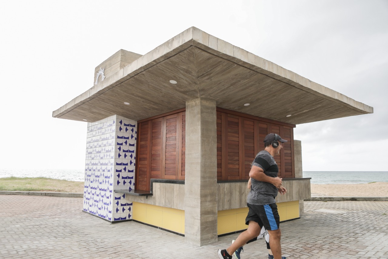 No sábado (30), seis quiosques foram entregues. Atualmente, além destes, 18 estão em obras, devendo ser entregues para os quiosqueiros simultaneamente à medida que as novas estruturas sejam finalizadas./EDSON HOLANDA/PCR