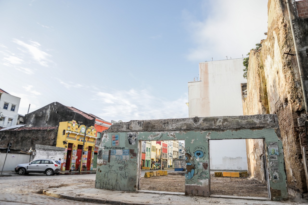 Com isso, imóveis comerciais da área voltam a funcionar e trânsito é liberado em três vias, devolvendo a segurança para recifenses e turistas./Foto: Edson Holanda / PCR
