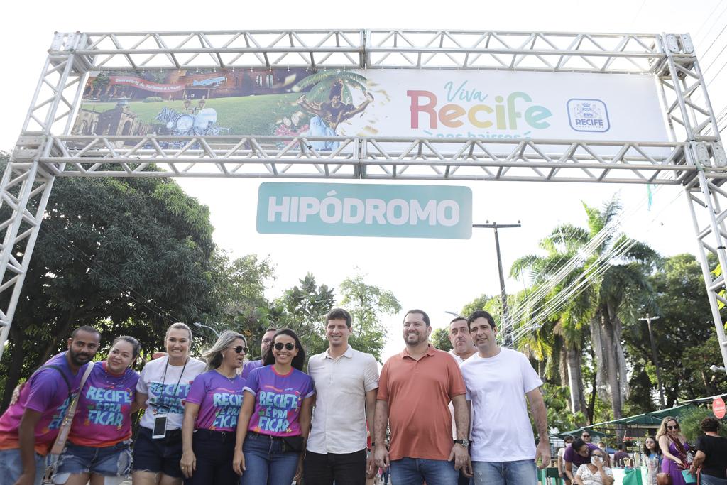 Viva os Bairros, chegou ao bairro do Hipódromo, promovendo ações de lazer, cultura e saúde para toda a família, neste final das férias escolares. Música, brincadeiras infantis, vacinação, feira de adoção de animais, além de feirinha de gastronomia e artesanato./Fotos: Edson Holanda/PCR Viva os Bairros, chegou ao bairro do Hipódromo, promovendo ações de lazer, cultura e saúde para toda a família, neste final das férias escolares. Música, brincadeiras infantis, vacinação, feira de adoção de animais, além de feirinha de gastronomia e artesanato./Fotos: Edson Holanda/PCR