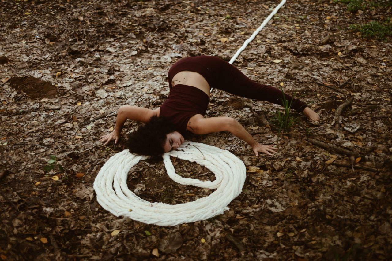 A apresentação solo aborda a relação simbólica entre a mulher e a terra a partir da sabedoria ancestral junto a estudos corporais, culturais e identitários./Foto: Gisele Carvallo A apresentação solo aborda a relação simbólica entre a mulher e a terra a partir da sabedoria ancestral junto a estudos corporais, culturais e identitários./Foto: Gisele Carvallo