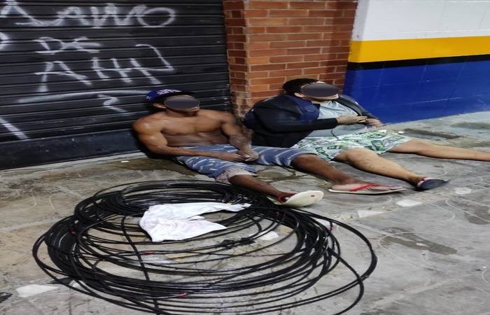 Os dois suspeitos que estavam praticando furto de fiação que fica embutida na Avenida Norte.