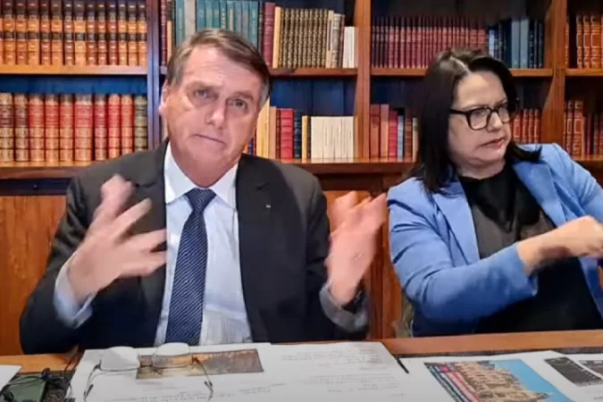 /O presidente ainda apontou que com o valor economizado pelos caminhoneiros, eles poderão 'almoçar, jantar, tomar um café e tomar uma água de coco na pista'. Foto: Reprodução / Youtube /O presidente ainda apontou que com o valor economizado pelos caminhoneiros, eles poderão 'almoçar, jantar, tomar um café e tomar uma água de coco na pista'. Foto: Reprodução / Youtube