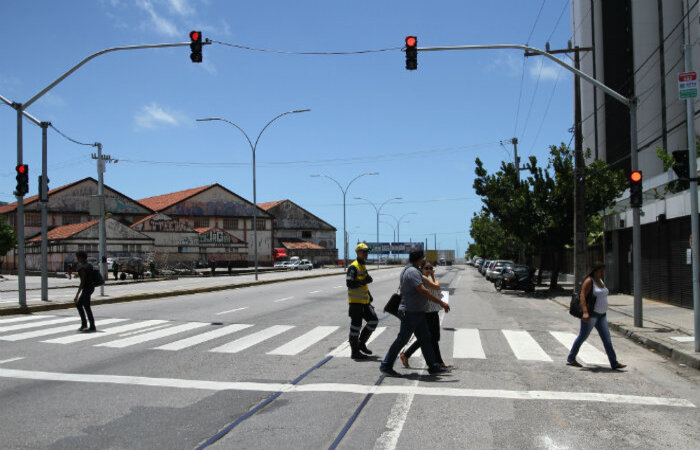 /Atividade educativa acontece na rua, com orientações e reconhecimento a quem respeitar a legislação. Foto: Julio Jacobina/Arquivo DP. /Atividade educativa acontece na rua, com orientações e reconhecimento a quem respeitar a legislação. Foto: Julio Jacobina/Arquivo DP.