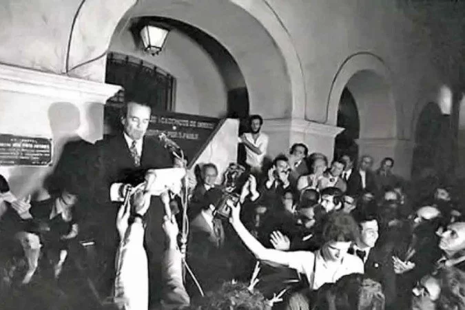 Em ato contra a ditadura militar, o jurista Goffredo Telles Jr. lê a Carta aos Brasileiros pela volta da democracia, no pátio das Arcadas da Faculdade de Direito da USP, em agosto de 1977 -/Foto: Hélio Campos Mello/Divulgação Em ato contra a ditadura militar, o jurista Goffredo Telles Jr. lê a Carta aos Brasileiros pela volta da democracia, no pátio das Arcadas da Faculdade de Direito da USP, em agosto de 1977 -/Foto: Hélio Campos Mello/Divulgação