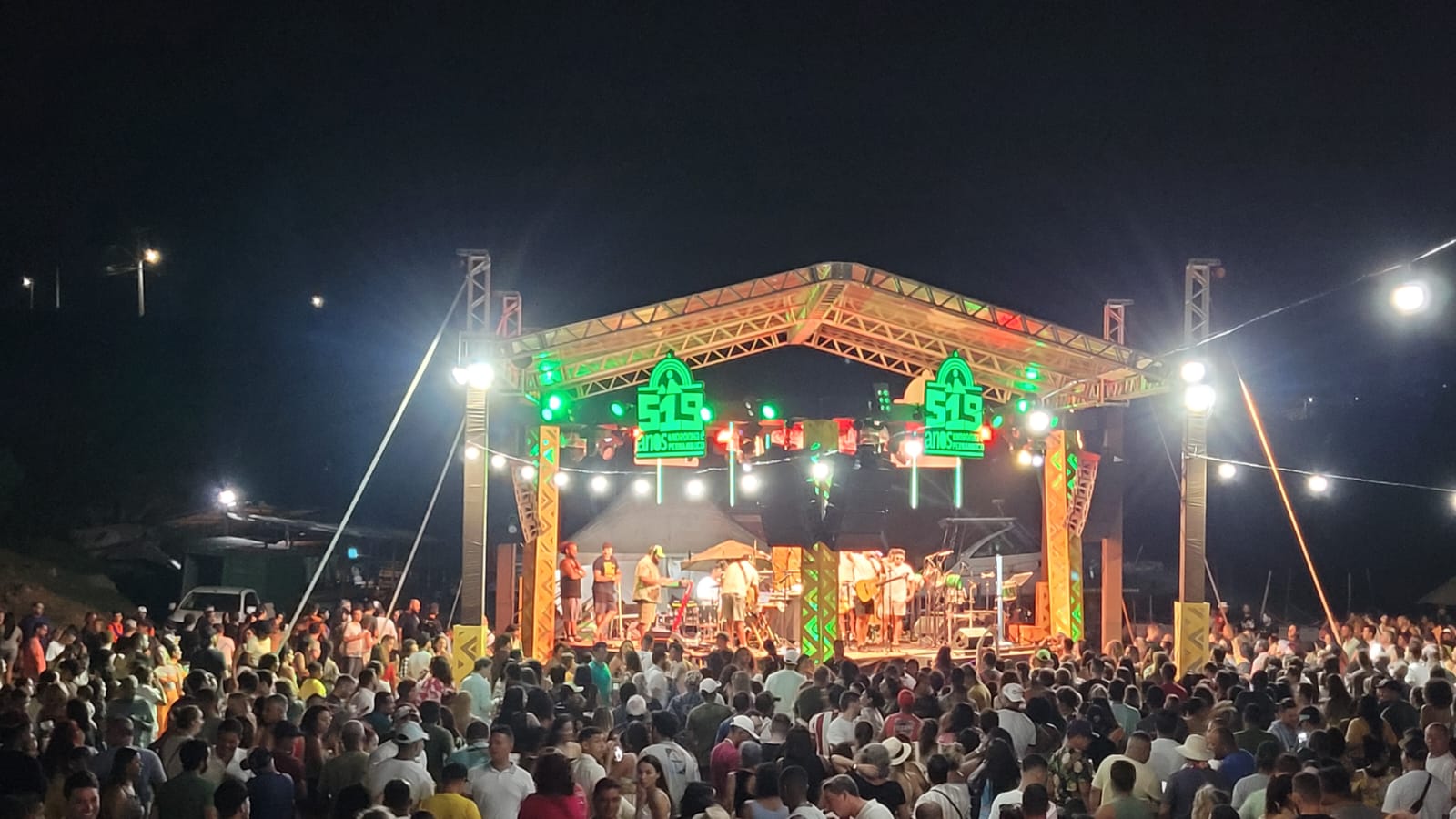 a praia do Porto de Santo Antônio, onde ocorreram shows musicais e cantar parabéns para a ilha./Foto: Georgia Kyrillos