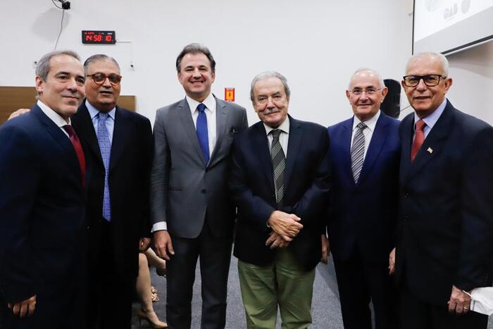 /O presidente Fernando Ribeiro Lins ladeado por alguns dos homenageados com a medalha Joaquim Amazonas. Foto: Yacy Ribeiro/Divulga&ccedil;&atilde;o
