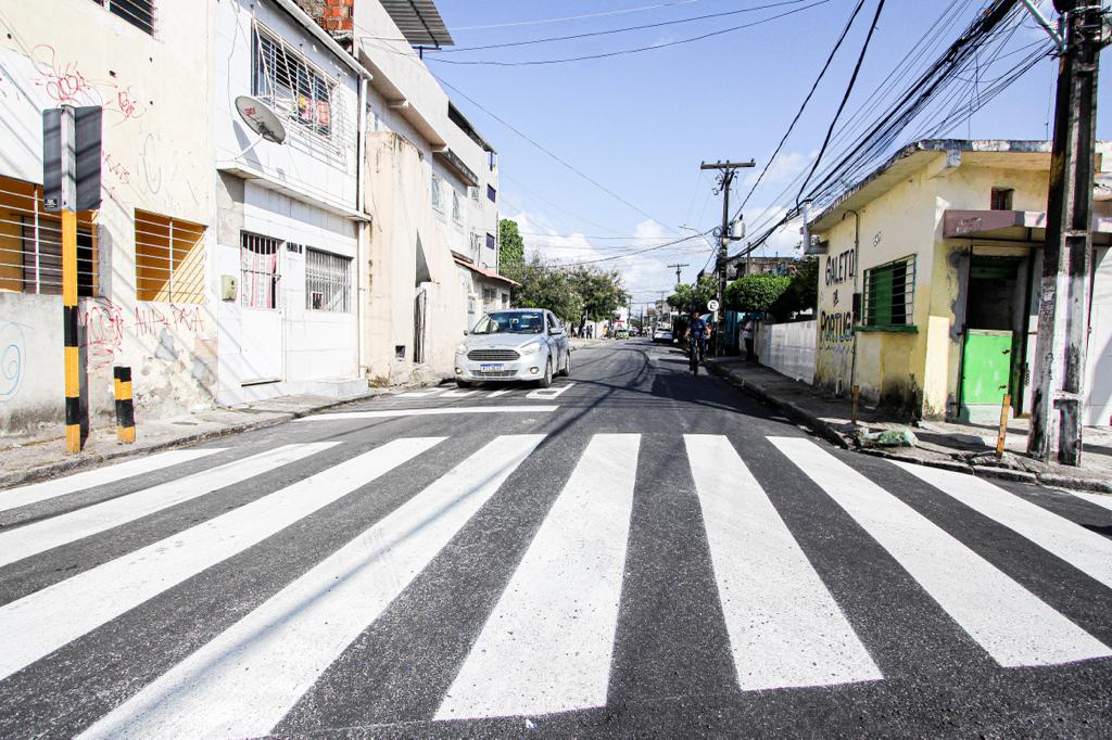 O trecho beneficiado fica compreendido entre as ruas Gália e Randolfo Pinto Ferreira, cerca de 1km de extensão. Serão implantadosede de drenagem, o que vai melhorar o escoamento de água das chuvas e minimizar os efeitos dos alagamentos na região. (Foto: Edson Holanda/PCR) O trecho beneficiado fica compreendido entre as ruas Gália e Randolfo Pinto Ferreira, cerca de 1km de extensão. Serão implantadosede de drenagem, o que vai melhorar o escoamento de água das chuvas e minimizar os efeitos dos alagamentos na região./Foto: Edson Holanda/PCR