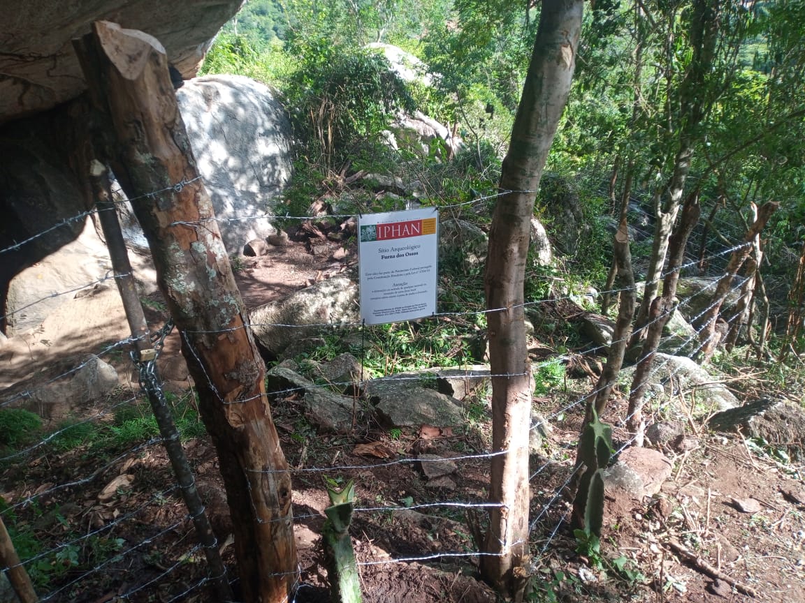 Placa e cerca foram colocadas pela prefeitura de Vertentes, após cobrança para afastar vandalismo