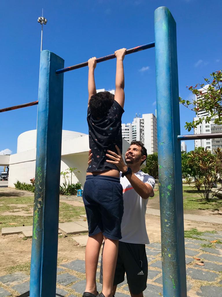 João Victor de Sousa e seu aluno Jehan durante a sessão.