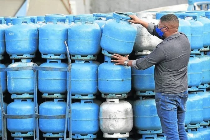 O aumento da revenda nas distribuidoras é de R$ 3,80 a R$ 4,35 por bujão/Foto: Minervino Júnior/CB/D.A Press