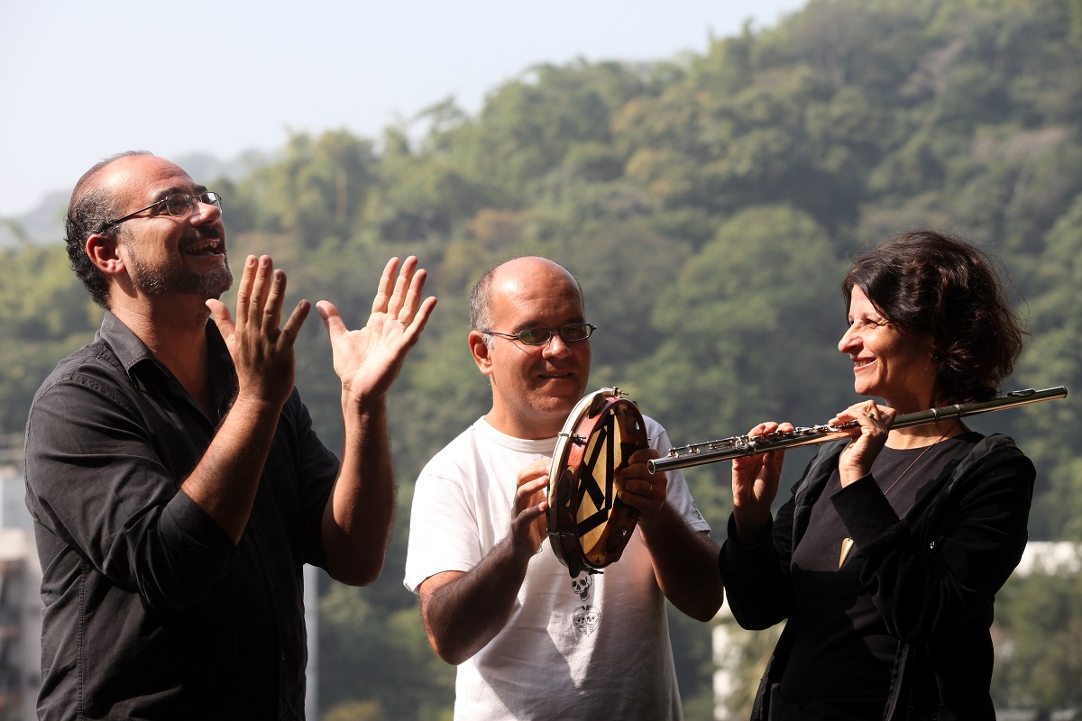 A flautista Andrea Ernest Dias, o pianista Paulo Braga e o percussionista Marcos Suzano unem suas experiências no grupo Trio 3.63/Foto: Divulgação/Fulô Cultural A flautista Andrea Ernest Dias, o pianista Paulo Braga e o percussionista Marcos Suzano unem suas experiências no grupo Trio 3.63/Foto: Divulgação/Fulô Cultural