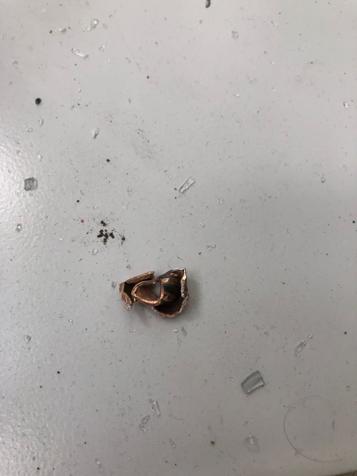 Projétil foi encontrado por um dos moradores em sua residência, afetada pelos disparos