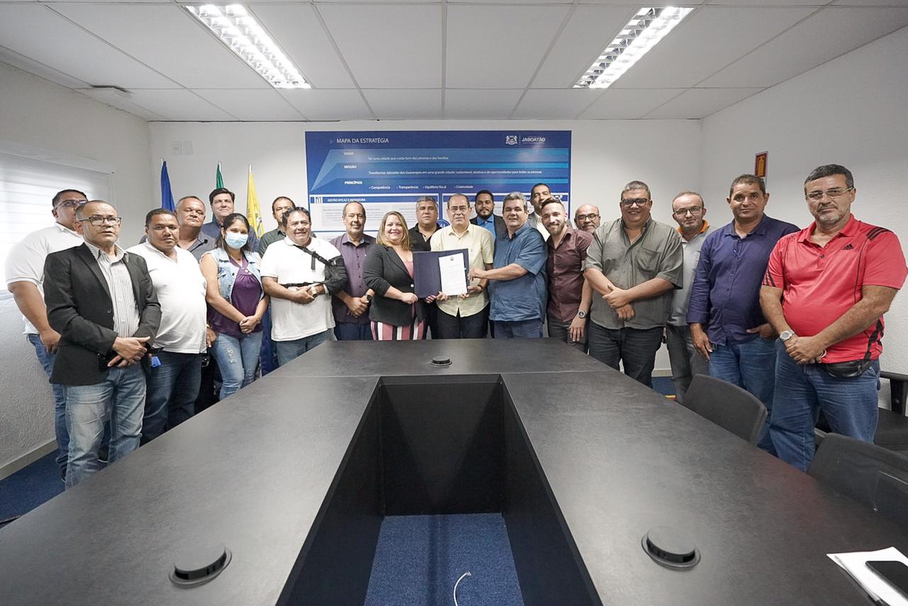 Cerca de tr&ecirc;s mil pessoas s&atilde;o transportadas pelos t&aacute;xis do munic&iacute;pio/Leandro de Santana/PMJG