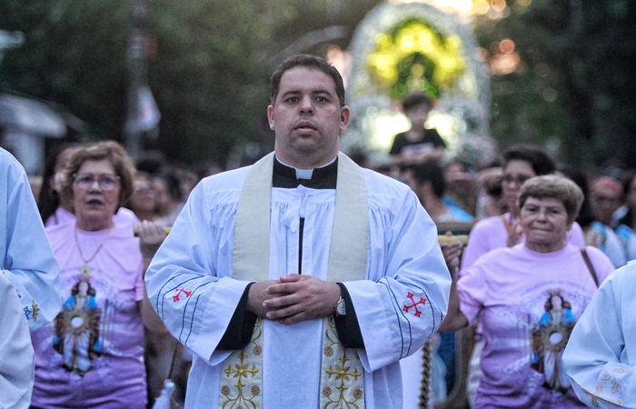 /Padre Jos&eacute; Amaro dos Santos, durante prociss&atilde;o de Nossa Senhora Aparecida, no bairro do Ipsep, no Recife (Foto: R&ocirc;mulo Chico/Diario de Pernambuco)