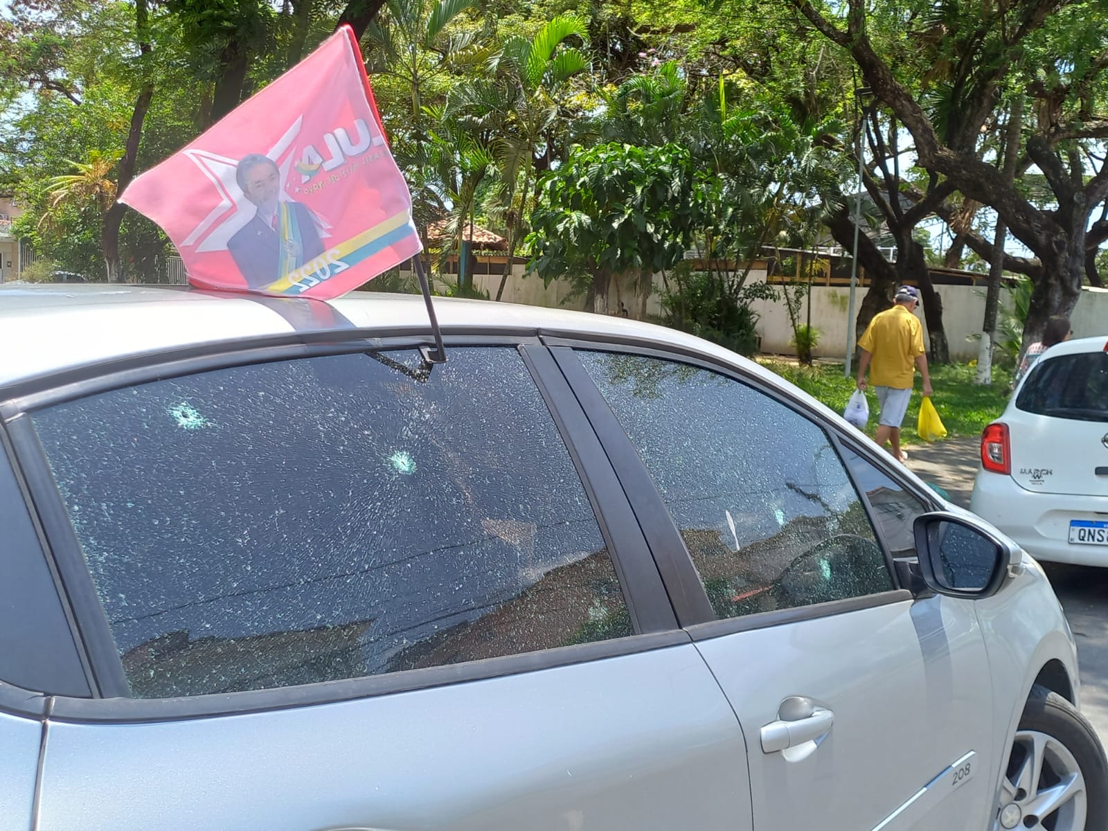Carro estava estacionado na frente da casa da vítima, no bairro do Ipsep/Cortesia Carro estava estacionado na frente da casa da vítima, no bairro do Ipsep/Cortesia