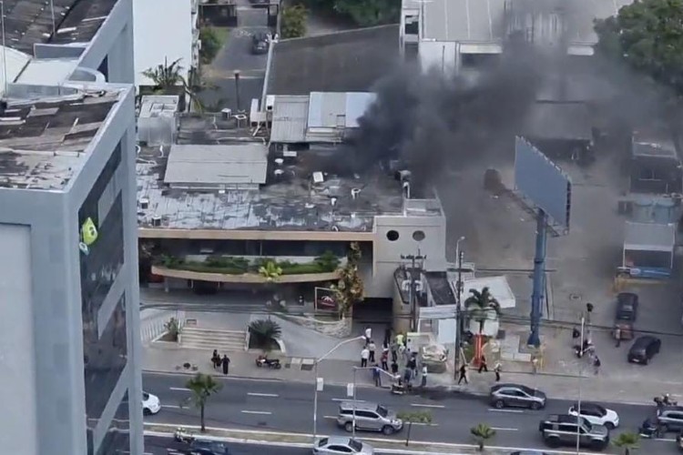 Duas viaturas do Corpo de Bombeiros foram enviadas ao restaurante; chamas foram controladas &agrave;s 14h35/Reprodu&ccedil;&atilde;o