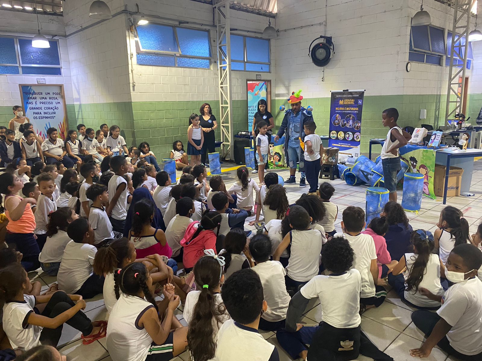 Ação gratuita contempla distribuição de livros e apresentação de peça teatral, com tema e linguagem focados em acessibilidade/Divulgação Ação gratuita contempla distribuição de livros e apresentação de peça teatral, com tema e linguagem focados em acessibilidade/Divulgação