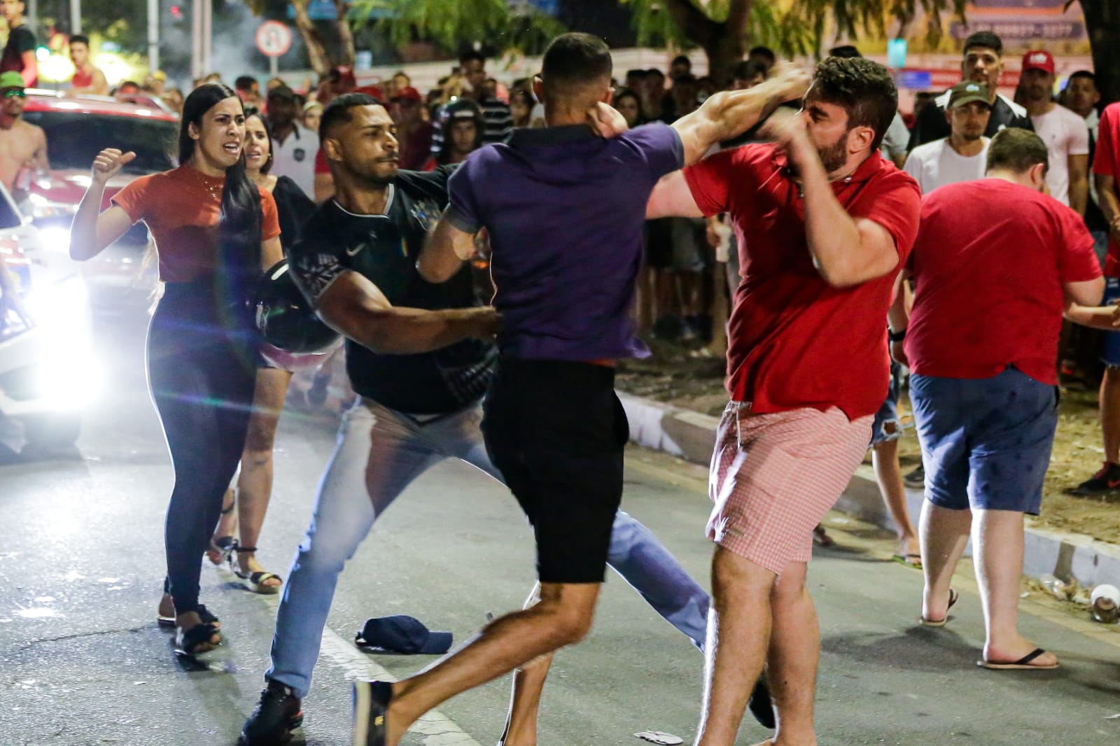 Troca de socos entre homens com camisa da sele&ccedil;&atilde;o brasileira e outros com vestimentas vermelhas, remetendo a cada candidato/Foto: Rafael Vieira/DP