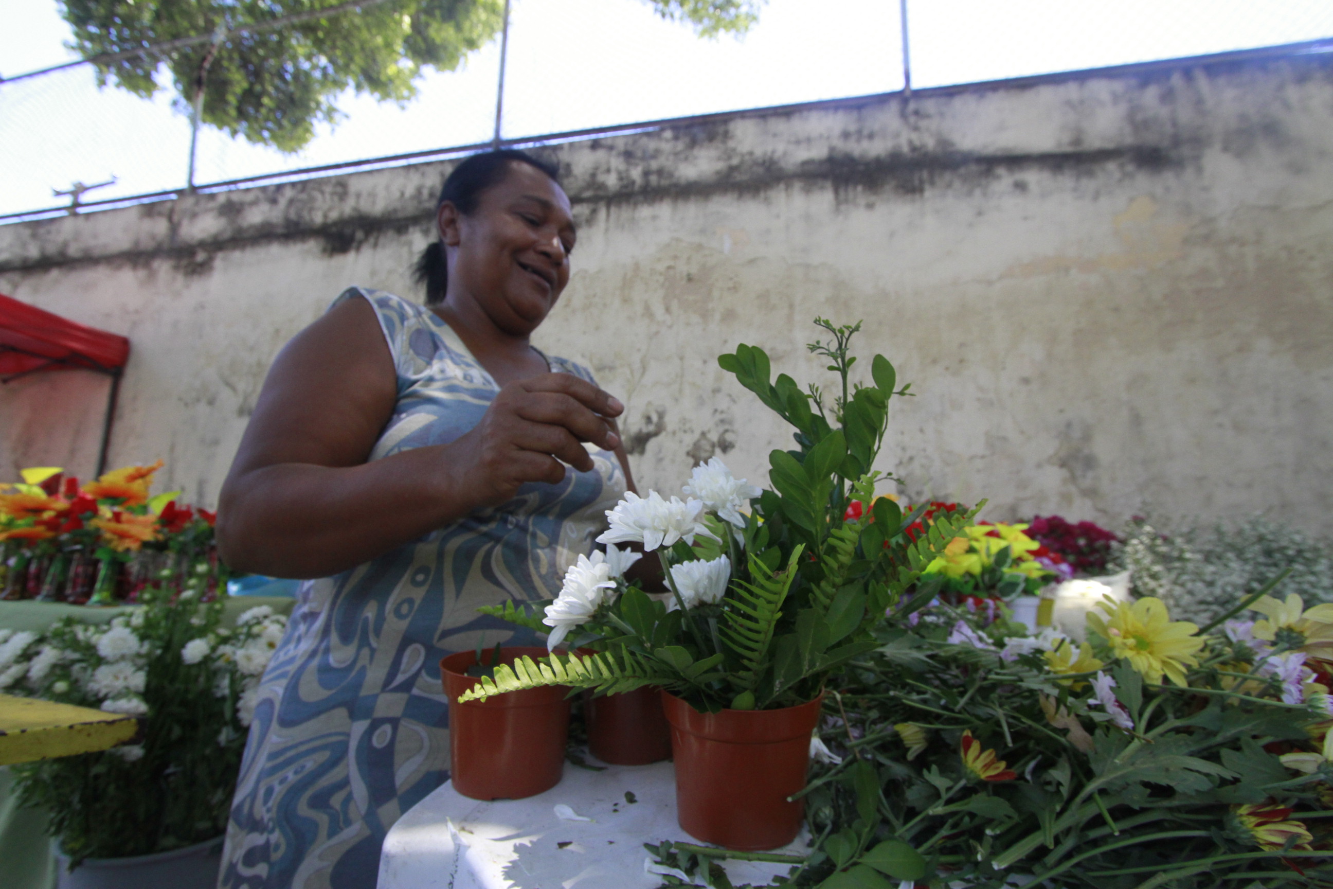 Dona Elizabete trabalha vendendo flores há 30 anos no Recife