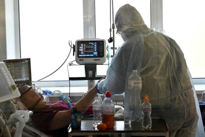 Infectados pelo causador da covid-19 t&ecirc;m a diversidade da microbiota comprometida, favorecendo a prolifera&ccedil;&atilde;o de bact&eacute;rias invasivas. Segundo cientistas americanos, esses micro-organismos podem atingir a corrente sangu&iacute;nea e gerar complica&ccedil;&otilde;es graves/Cr&eacute;dito: Sergei SUPINSKY / AFP