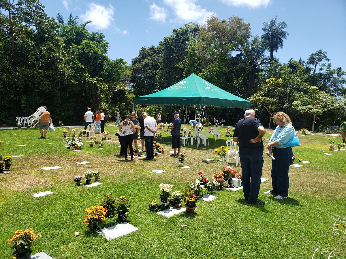 Visitantes se alternaram durante o dia no cemitério/Bruno Souto Maior - AI Morada da Paz Visitantes se alternaram durante o dia no cemitério/Bruno Souto Maior - AI Morada da Paz