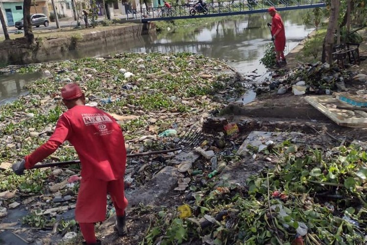 Resíduos haviam sido jogados em canais, galerias, canaletas e ruas da cidade; programa da Prefeitura do Recife tem o objetivo de ampliar a coleta de lixo e fomentar o descarte correto do lixo. Neste sábado (5), mutirão chega ao Cais de Santa Rita, na região central/Divulgação