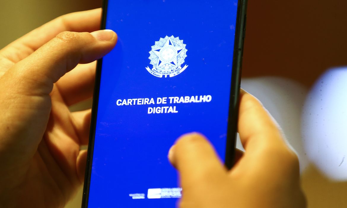 Carteira do Trabalho física ou virtual é fundamental para acessar vagas de trabalho/AI Seteq-PE Carteira do Trabalho física ou virtual é fundamental para acessar vagas de trabalho/AI Seteq-PE