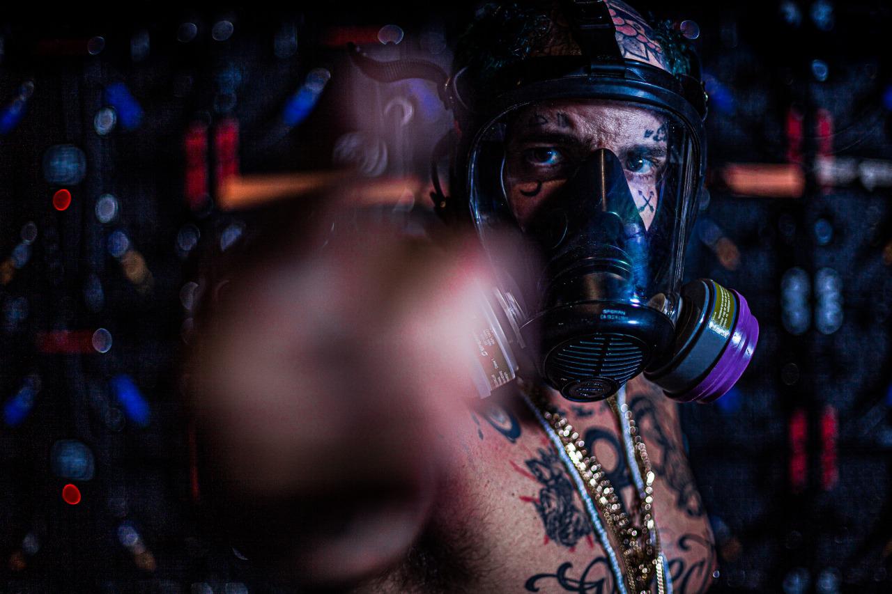 Tatuagens de Tico Santa Cruz são "cicatrizes" que ele carrega