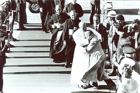 Premiado internacionalmente, Dom Helder expressou humildade num momento histórico em que foi abraçado pelo papa João Paulo II/Edvaldo Rodrigues (1980) Premiado internacionalmente, Dom Helder expressou humildade num momento histórico em que foi abraçado pelo papa João Paulo II/Edvaldo Rodrigues (1980)