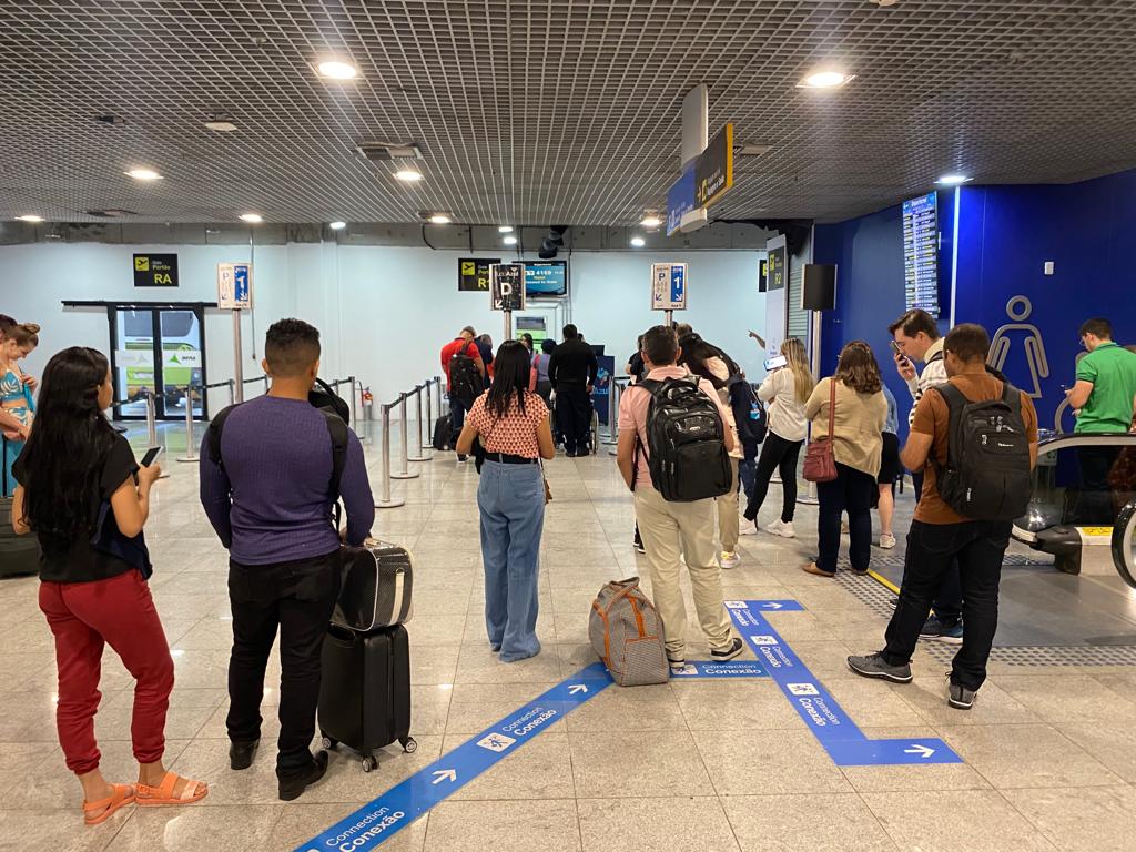 Com mais 500 m&sup2;, o novo espa&ccedil;o oferece ainda mais qualidade para os passageiros que embarcam nos voos com destinos regionais. A sala passou a ser mais demandada depois que todos os voos para Fernando de Noronha passaram a ser com aeronaves regionais./Foto: Aena Brasil / Divulga&ccedil;&atilde;o