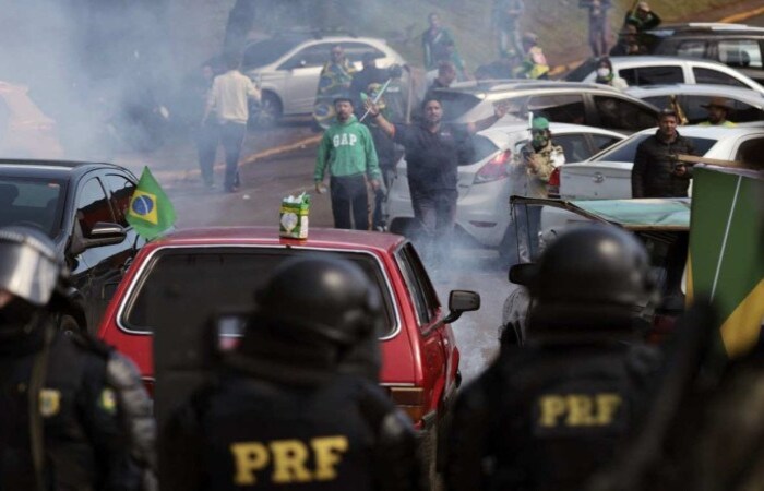Polícia comparou o ato em Santa Catarina com os black blocs e ainda descreveu ação como 'criminosa e violenta'/Crédito: AFP Polícia comparou o ato em Santa Catarina com os black blocs e ainda descreveu ação como 'criminosa e violenta'/Crédito: AFP