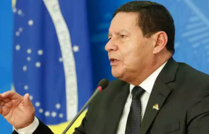 Mourão, que está em Lisboa desde segunda-feira (21/11) para encontros com autoridades do governo de Portugal, reiterou que, caso Bolsonaro se recuse a passar a faixa, também não o fará/Crédito: Alan Santos/PR Mourão, que está em Lisboa desde segunda-feira (21/11) para encontros com autoridades do governo de Portugal, reiterou que, caso Bolsonaro se recuse a passar a faixa, também não o fará/Crédito: Alan Santos/PR