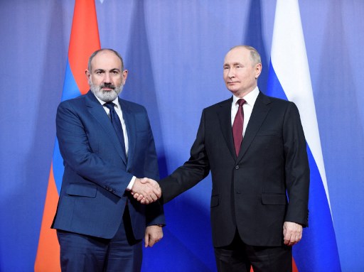 Presidente russo, Vladimir Putin (à direita), aperta a mão do primeiro-ministro armênio, Nikol Pashynyan (à esquerda), durante sua reunião antes da reunião dos líderes da Organização do Tratado de Segurança Coletiva (CSTO) em Yerevan em 23 de novembro de 2022. -/Foto: KAREN MINASYAN / AFP Presidente russo, Vladimir Putin (à direita), aperta a mão do primeiro-ministro armênio, Nikol Pashynyan (à esquerda), durante sua reunião antes da reunião dos líderes da Organização do Tratado de Segurança Coletiva (CSTO) em Yerevan em 23 de novembro de 2022. -/Foto: KAREN MINASYAN / AFP