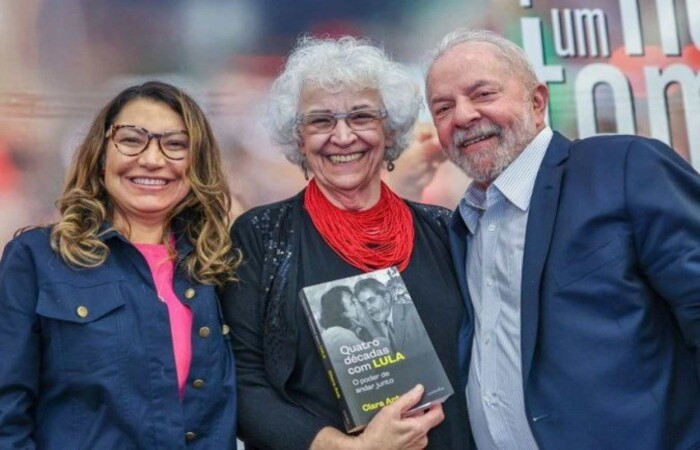Livro "Quatro Décadas com Lula" mostra a convivência da ex-assessora do presidente eleito, Clara Ant, desde a época em que ele atuava como sindicalista em São Bernardo do Campo (SP). Obra é lançada nesta sexta, com noite de autógrafos no Brasília Palace/Crédito: Ricardo Stuckert Livro "Quatro Décadas com Lula" mostra a convivência da ex-assessora do presidente eleito, Clara Ant, desde a época em que ele atuava como sindicalista em São Bernardo do Campo (SP). Obra é lançada nesta sexta, com noite de autógrafos no Brasília Palace/Crédito: Ricardo Stuckert
