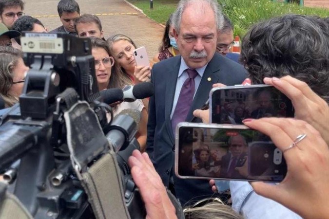 Mercadante relembra que o "Estado brasileiro tem que assumir a responsabilidade pública" em áreas vitais para a população e quer celeridade no processo. "Tem uma pandemia ressurgindo, crianças sem vacinação", destaca/Crédito: Gabriela Ornelas