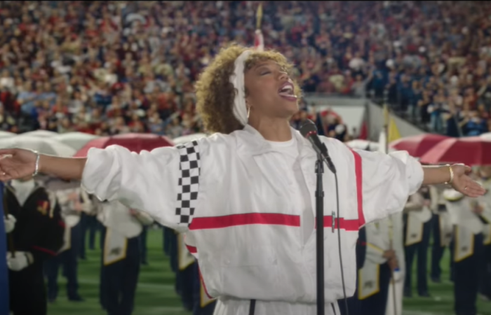 Na prévia da cinebiografia de Whitney, Naomi Ackie reproduz a performance da cantora no Super Bowl de 1991/Crédito: Reprodução/Youtube Na prévia da cinebiografia de Whitney, Naomi Ackie reproduz a performance da cantora no Super Bowl de 1991/Crédito: Reprodução/Youtube
