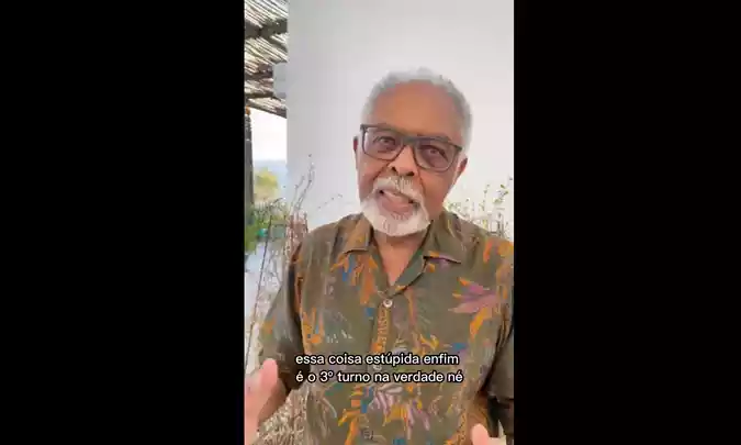 Gil caminhava com a esposa, Flora Gil, para deixar o estádio, quando foi perseguido e ofendido/Reprodução/Twitter Gil caminhava com a esposa, Flora Gil, para deixar o estádio, quando foi perseguido e ofendido/Reprodução/Twitter