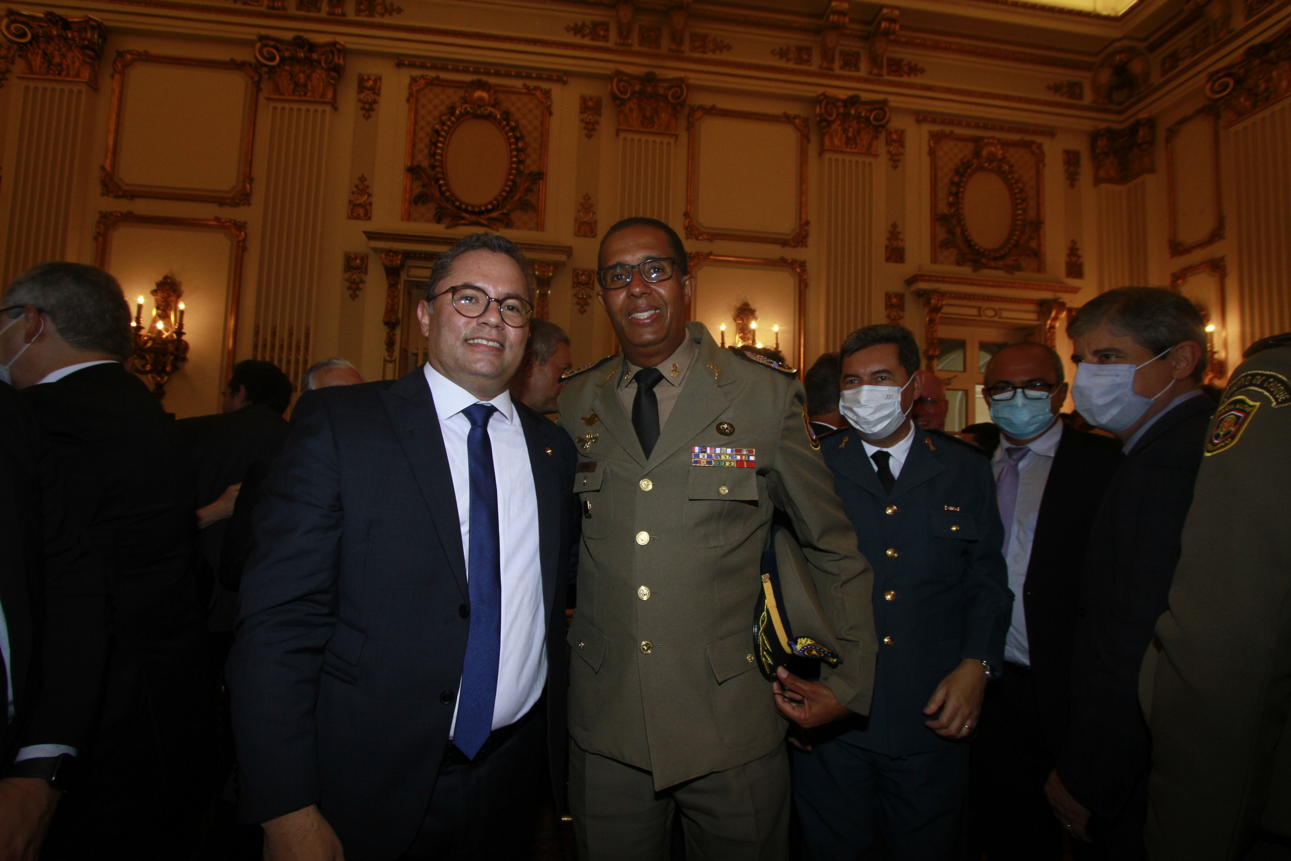 Coronel José Roberto de Santana e Paulo Augusto são amigos desde o colégio