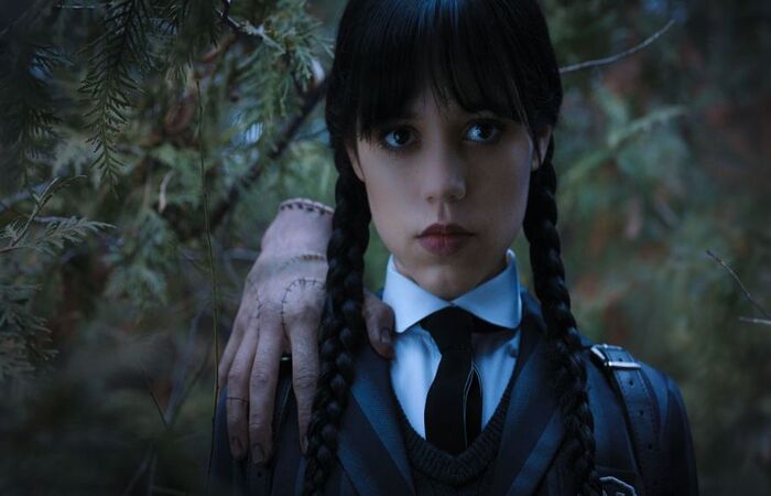 Protagonizada por Jenna Ortega, a produção do universo 'Família Addams' chegou à plataforma de streaming na última semana e conquistou o topo da audiência/Crédito: Reprodução/ Netflix Protagonizada por Jenna Ortega, a produção do universo 'Família Addams' chegou à plataforma de streaming na última semana e conquistou o topo da audiência/Crédito: Reprodução/ Netflix