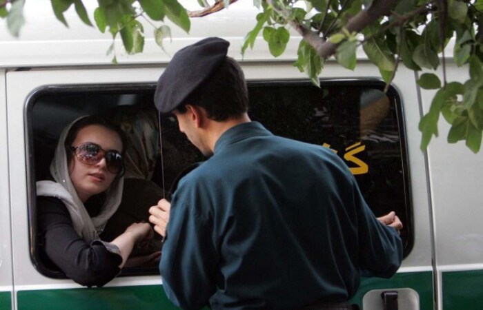 A polícia da moralidade foi criada sob o regime do presidente ultraconservador Mahmoud Ahmadinejad para "espalhar a cultura da decência e do hijab", o véu muçulmano feminino (Crédito: AFP) A polícia da moralidade foi criada sob o regime do presidente ultraconservador Mahmoud Ahmadinejad para "espalhar a cultura da decência e do hijab", o véu muçulmano feminino/Crédito: AFP