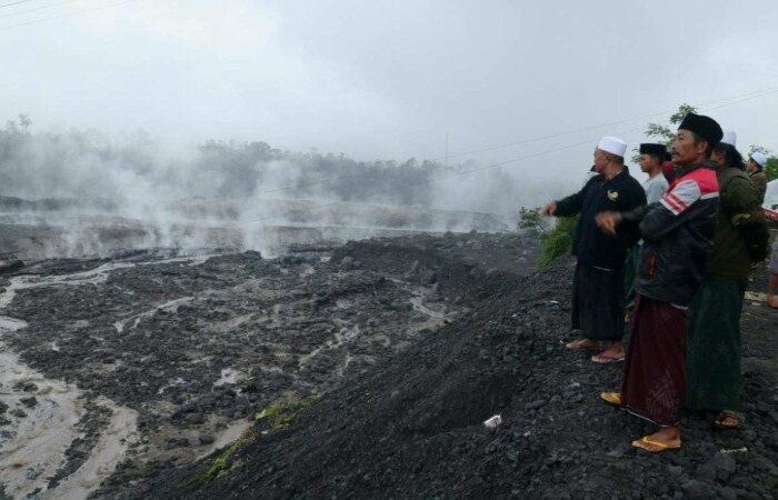 O Centro de Vulcanologia e Mitigação de Desastres Geológicos da Indonésia advertiu, durante a noite, que o vulcão permanece em "fase de erupção" e que atividade continua "muito elevada" (Crédito: AFP) O Centro de Vulcanologia e Mitigação de Desastres Geológicos da Indonésia advertiu, durante a noite, que o vulcão permanece em "fase de erupção" e que atividade continua "muito elevada"/Crédito: AFP