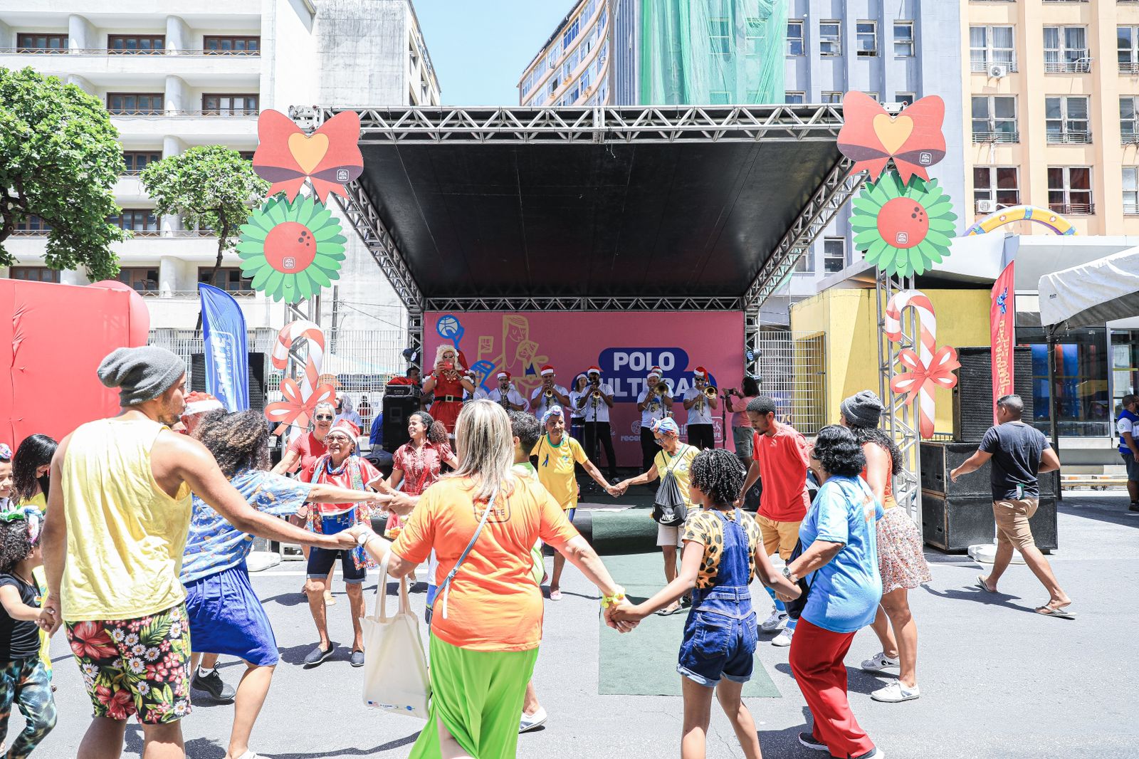 Avenida Guararapes se abriu para a última edição de 2022 do Viva Guararapes. realizado pela Prefeitura do Recife, o evento reúne até o final da tarde de hoje programação gratuita para todas as idades.