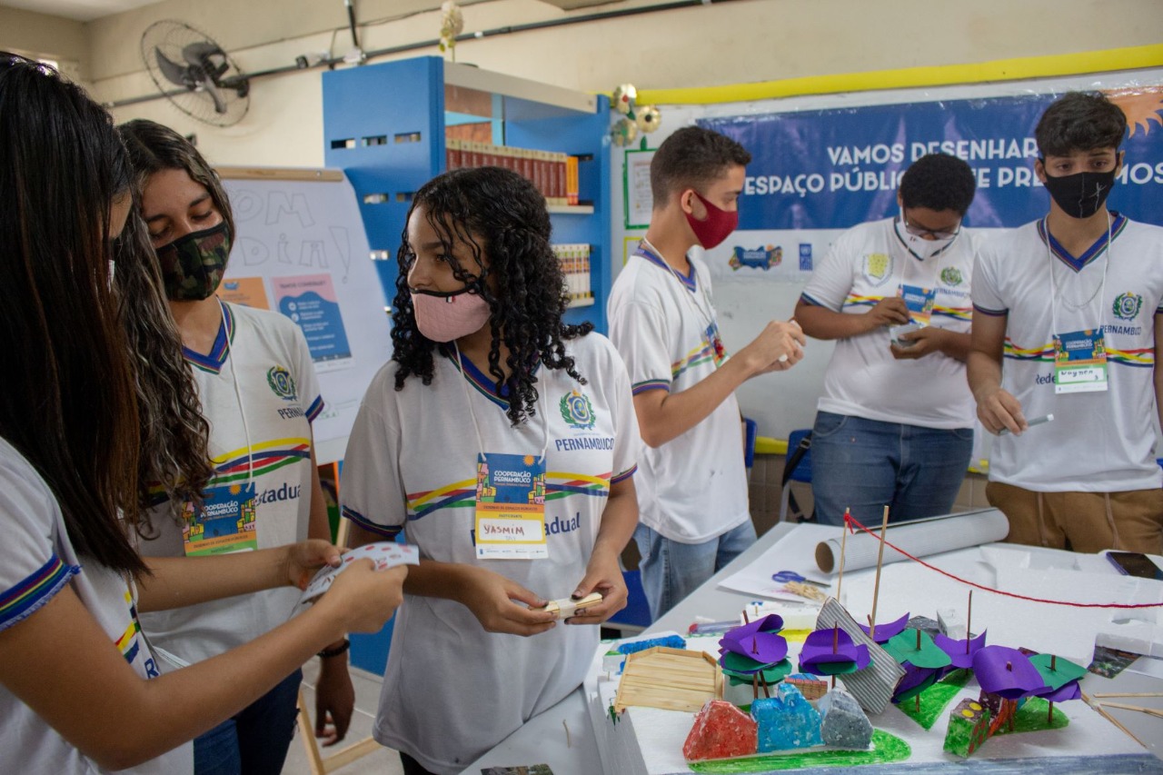 Clube nasceu do interesse da estudante Yasmin (centro) e do entusiasmo de estudantes da Eref Senador Antônio Farias/Renatto Mendonça - AI ONU-Habitat Brasil Clube nasceu do interesse da estudante Yasmin (centro) e do entusiasmo de estudantes da Eref Senador Antônio Farias/Renatto Mendonça - AI ONU-Habitat Brasil